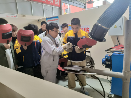​大国工匠进校园，一对一技能传授 