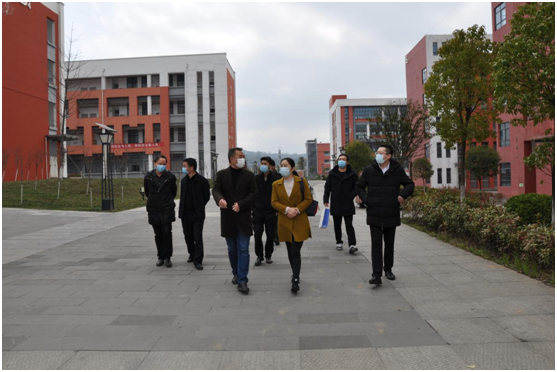 浙江省平湖市领导、企业家  赴毕节工业职业技术学院进行交流座谈