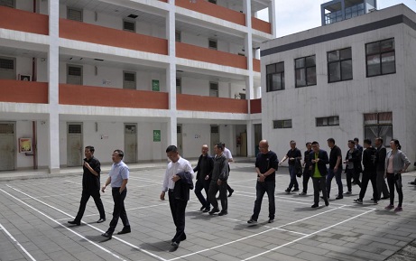 深入一线现场办公解难题