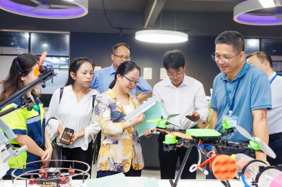 黄文碧一行赴东西部协作学校考察调研
