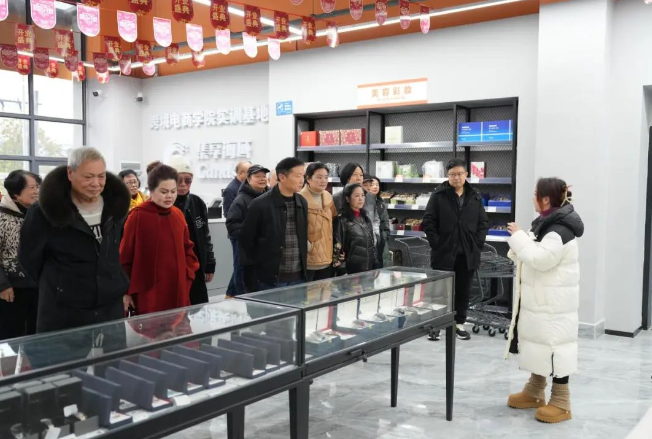 忆峥嵘岁月 话今朝发展——学院召开退休干部、教职工座谈会