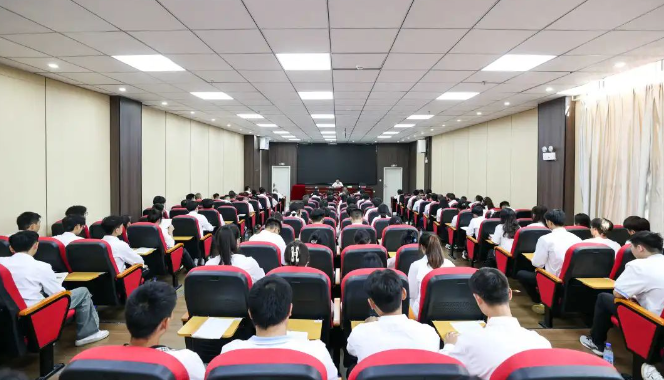吴东来到毕节工业职业技术学院上思政课