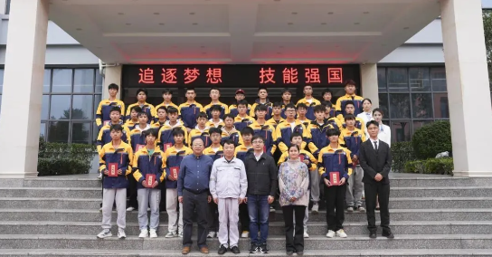 毕节工业职业技术学院举办“劳模工匠进校园，匠心传承育未来”系列活动